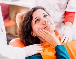 Woman visiting her emergency dentist Thorndale