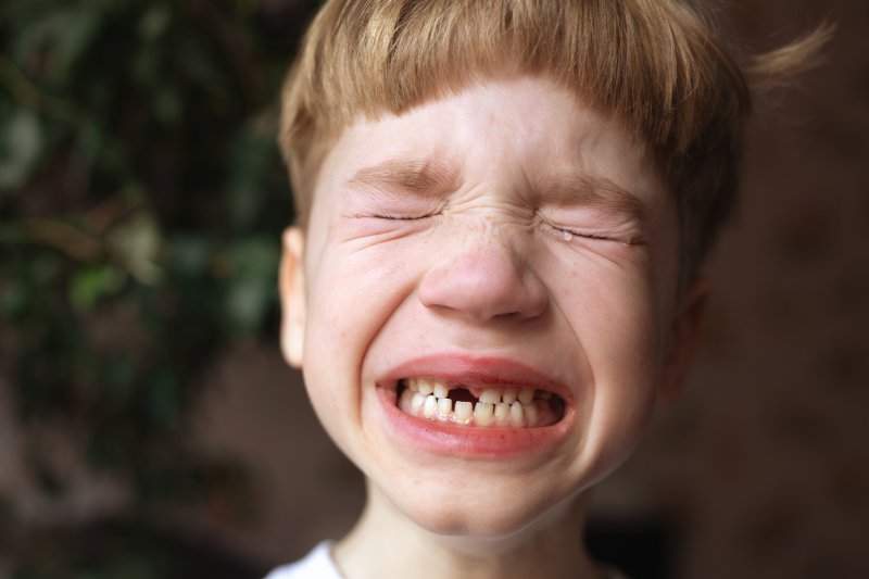 child with knocked-out tooth